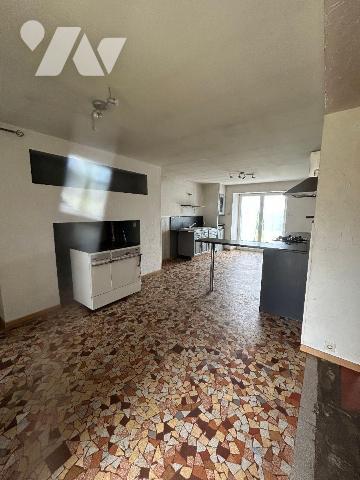 Une maison composée de: cuisine, salle à manger- salon, 2 chambres, WC, salle d'eau. Grenier, T...