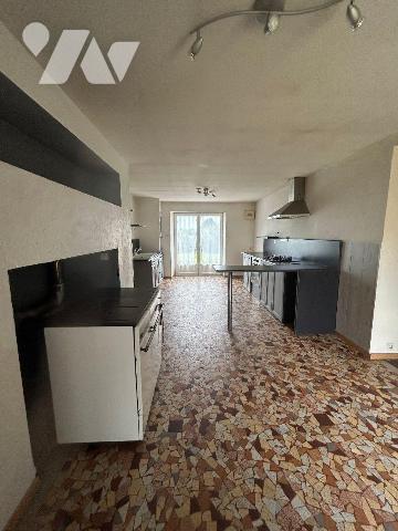 Une maison composée de: cuisine, salle à manger- salon, 2 chambres, WC, salle d'eau. Grenier, T...