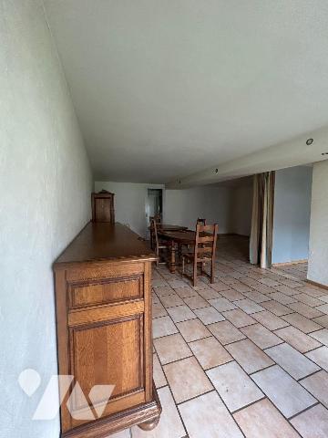 Une maison composée de: cuisine, salle à manger- salon, 2 chambres, WC, salle d'eau. Grenier, T...