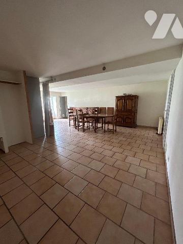 Une maison composée de: cuisine, salle à manger- salon, 2 chambres, WC, salle d'eau. Grenier, T...