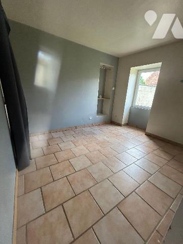 Une maison composée de: cuisine, salle à manger- salon, 2 chambres, WC, salle d'eau. Grenier, T...