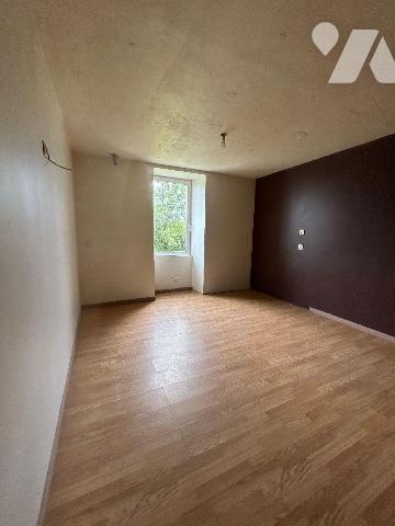 Une maison composée de: cuisine, salle à manger- salon, 2 chambres, WC, salle d'eau. Grenier, T...