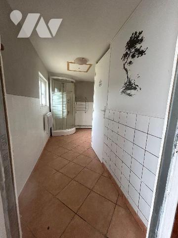 Une maison composée de: cuisine, salle à manger- salon, 2 chambres, WC, salle d'eau. Grenier, T...