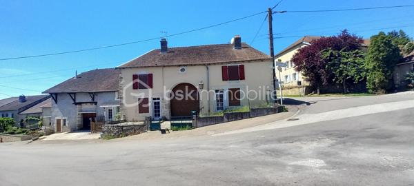 Maison de campagne pleine de charme, implantée sur un terrain de 932 m², offrant de beaux volumes et un fort potentiel d’aménagement.

L’entrée s’ouvre sur une cuisine conviviale, suivie d’un espace bureau ainsi que d’une salle d’eau. Vous découvrirez également un salon chaleureux et une grande salle à manger idéale pour recevoir famille et amis.

À l’étage, la maison dispose de trois chambres spacieuses et lumineuses. Des combles aménageables d’environ 150 m² viennent compléter l’ensemble, laissant libre cours à vos projets d’agrandissement ou de création d’espaces supplémentaires.

Un grand garage de 61 m² complète ce bien.

Une propriété idéale pour les amoureux de la campagne recherchant espace, calme et potentiel.