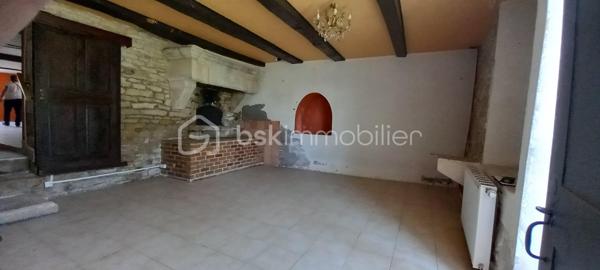 Maison de campagne pleine de charme, implantée sur un terrain de 932 m², offrant de beaux volumes et un fort potentiel d’aménagement.

L’entrée s’ouvre sur une cuisine conviviale, suivie d’un espace bureau ainsi que d’une salle d’eau. Vous découvrirez également un salon chaleureux et une grande salle à manger idéale pour recevoir famille et amis.

À l’étage, la maison dispose de trois chambres spacieuses et lumineuses. Des combles aménageables d’environ 150 m² viennent compléter l’ensemble, laissant libre cours à vos projets d’agrandissement ou de création d’espaces supplémentaires.

Un grand garage de 61 m² complète ce bien.

Une propriété idéale pour les amoureux de la campagne recherchant espace, calme et potentiel.