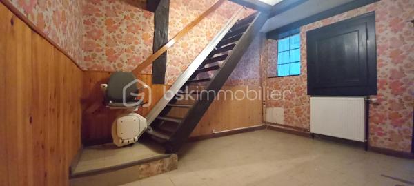 Maison de campagne pleine de charme, implantée sur un terrain de 932 m², offrant de beaux volumes et un fort potentiel d’aménagement.

L’entrée s’ouvre sur une cuisine conviviale, suivie d’un espace bureau ainsi que d’une salle d’eau. Vous découvrirez également un salon chaleureux et une grande salle à manger idéale pour recevoir famille et amis.

À l’étage, la maison dispose de trois chambres spacieuses et lumineuses. Des combles aménageables d’environ 150 m² viennent compléter l’ensemble, laissant libre cours à vos projets d’agrandissement ou de création d’espaces supplémentaires.

Un grand garage de 61 m² complète ce bien.

Une propriété idéale pour les amoureux de la campagne recherchant espace, calme et potentiel.
