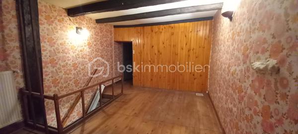 Maison de campagne pleine de charme, implantée sur un terrain de 932 m², offrant de beaux volumes et un fort potentiel d’aménagement.

L’entrée s’ouvre sur une cuisine conviviale, suivie d’un espace bureau ainsi que d’une salle d’eau. Vous découvrirez également un salon chaleureux et une grande salle à manger idéale pour recevoir famille et amis.

À l’étage, la maison dispose de trois chambres spacieuses et lumineuses. Des combles aménageables d’environ 150 m² viennent compléter l’ensemble, laissant libre cours à vos projets d’agrandissement ou de création d’espaces supplémentaires.

Un grand garage de 61 m² complète ce bien.

Une propriété idéale pour les amoureux de la campagne recherchant espace, calme et potentiel.