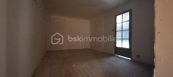 Maison de campagne pleine de charme, implantée sur un terrain de 932 m², offrant de beaux volumes et un fort potentiel d’aménagement.

L’entrée s’ouvre sur une cuisine conviviale, suivie d’un espace bureau ainsi que d’une salle d’eau. Vous découvrirez également un salon chaleureux et une grande salle à manger idéale pour recevoir famille et amis.

À l’étage, la maison dispose de trois chambres spacieuses et lumineuses. Des combles aménageables d’environ 150 m² viennent compléter l’ensemble, laissant libre cours à vos projets d’agrandissement ou de création d’espaces supplémentaires.

Un grand garage de 61 m² complète ce bien.

Une propriété idéale pour les amoureux de la campagne recherchant espace, calme et potentiel.