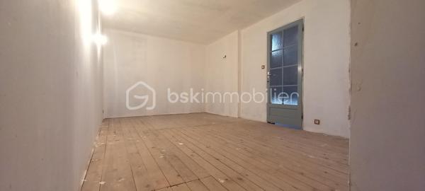 Maison de campagne pleine de charme, implantée sur un terrain de 932 m², offrant de beaux volumes et un fort potentiel d’aménagement.

L’entrée s’ouvre sur une cuisine conviviale, suivie d’un espace bureau ainsi que d’une salle d’eau. Vous découvrirez également un salon chaleureux et une grande salle à manger idéale pour recevoir famille et amis.

À l’étage, la maison dispose de trois chambres spacieuses et lumineuses. Des combles aménageables d’environ 150 m² viennent compléter l’ensemble, laissant libre cours à vos projets d’agrandissement ou de création d’espaces supplémentaires.

Un grand garage de 61 m² complète ce bien.

Une propriété idéale pour les amoureux de la campagne recherchant espace, calme et potentiel.