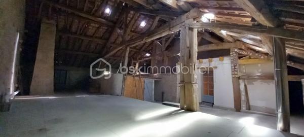 Maison de campagne pleine de charme, implantée sur un terrain de 932 m², offrant de beaux volumes et un fort potentiel d’aménagement.

L’entrée s’ouvre sur une cuisine conviviale, suivie d’un espace bureau ainsi que d’une salle d’eau. Vous découvrirez également un salon chaleureux et une grande salle à manger idéale pour recevoir famille et amis.

À l’étage, la maison dispose de trois chambres spacieuses et lumineuses. Des combles aménageables d’environ 150 m² viennent compléter l’ensemble, laissant libre cours à vos projets d’agrandissement ou de création d’espaces supplémentaires.

Un grand garage de 61 m² complète ce bien.

Une propriété idéale pour les amoureux de la campagne recherchant espace, calme et potentiel.