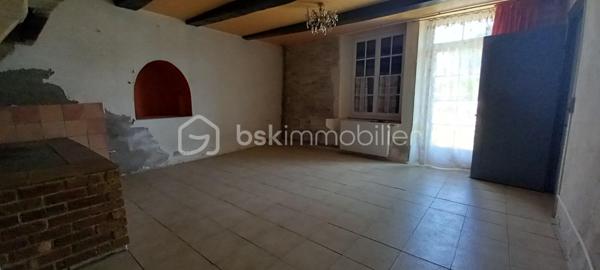 Maison de campagne pleine de charme, implantée sur un terrain de 932 m², offrant de beaux volumes et un fort potentiel d’aménagement.

L’entrée s’ouvre sur une cuisine conviviale, suivie d’un espace bureau ainsi que d’une salle d’eau. Vous découvrirez également un salon chaleureux et une grande salle à manger idéale pour recevoir famille et amis.

À l’étage, la maison dispose de trois chambres spacieuses et lumineuses. Des combles aménageables d’environ 150 m² viennent compléter l’ensemble, laissant libre cours à vos projets d’agrandissement ou de création d’espaces supplémentaires.

Un grand garage de 61 m² complète ce bien.

Une propriété idéale pour les amoureux de la campagne recherchant espace, calme et potentiel.