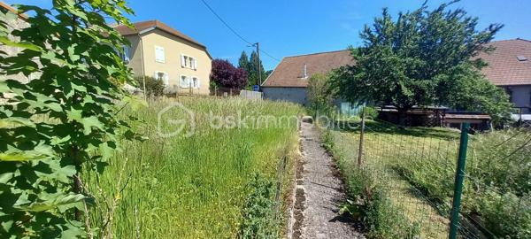 Maison de campagne pleine de charme, implantée sur un terrain de 932 m², offrant de beaux volumes et un fort potentiel d’aménagement.

L’entrée s’ouvre sur une cuisine conviviale, suivie d’un espace bureau ainsi que d’une salle d’eau. Vous découvrirez également un salon chaleureux et une grande salle à manger idéale pour recevoir famille et amis.

À l’étage, la maison dispose de trois chambres spacieuses et lumineuses. Des combles aménageables d’environ 150 m² viennent compléter l’ensemble, laissant libre cours à vos projets d’agrandissement ou de création d’espaces supplémentaires.

Un grand garage de 61 m² complète ce bien.

Une propriété idéale pour les amoureux de la campagne recherchant espace, calme et potentiel.