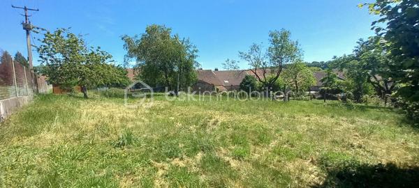 Maison de campagne pleine de charme, implantée sur un terrain de 932 m², offrant de beaux volumes et un fort potentiel d’aménagement.

L’entrée s’ouvre sur une cuisine conviviale, suivie d’un espace bureau ainsi que d’une salle d’eau. Vous découvrirez également un salon chaleureux et une grande salle à manger idéale pour recevoir famille et amis.

À l’étage, la maison dispose de trois chambres spacieuses et lumineuses. Des combles aménageables d’environ 150 m² viennent compléter l’ensemble, laissant libre cours à vos projets d’agrandissement ou de création d’espaces supplémentaires.

Un grand garage de 61 m² complète ce bien.

Une propriété idéale pour les amoureux de la campagne recherchant espace, calme et potentiel.