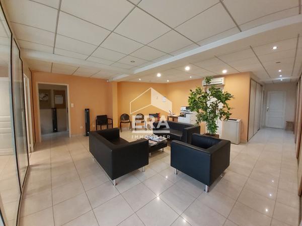 Immeuble en très bon état offrant 281m² et de multiples possibilités.