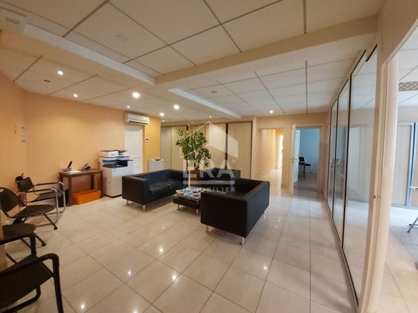 Immeuble en très bon état offrant 281m² et de multiples possibilités.