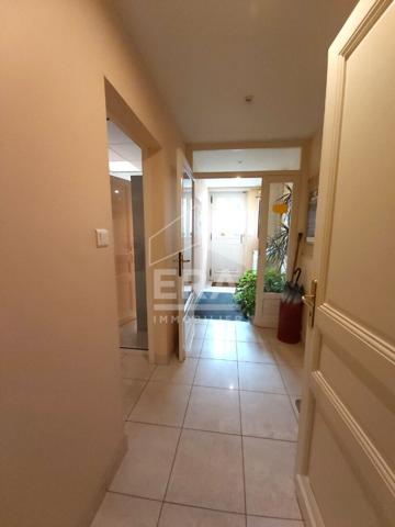 Immeuble en très bon état offrant 281m² et de multiples possibilités.