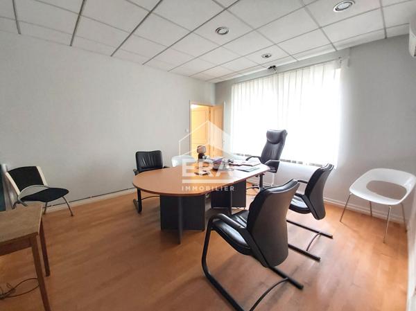 Immeuble en très bon état offrant 281m² et de multiples possibilités.