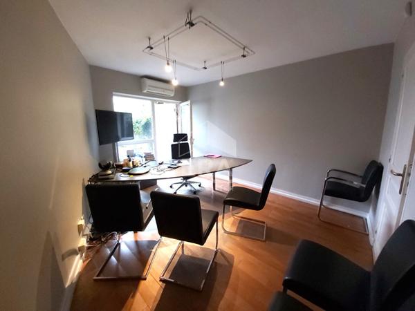 Immeuble en très bon état offrant 281m² et de multiples possibilités.