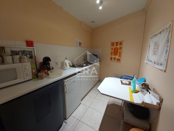 Immeuble en très bon état offrant 281m² et de multiples possibilités.