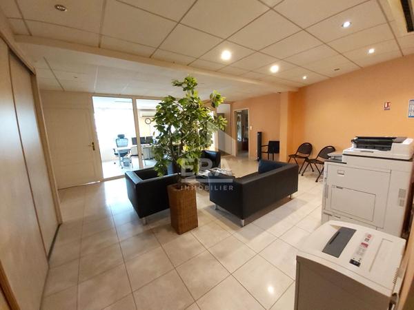 Immeuble en très bon état offrant 281m² et de multiples possibilités.