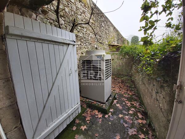 Immeuble en très bon état offrant 281m² et de multiples possibilités.