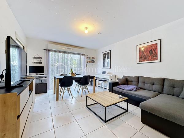 Nouveauté et en Exclusivité 

Venez vite découvrir votre futur cocon, cet appartement deux pièces de 42 m² vendu avec box fermé à Castelnau-le-Lez est idéalement situé.

Situé au rez-de-chaussée d’une copropriété de 2009, bien entretenue, ce charmant deux-pièces de 42 m² saura vous séduire par son emplacement privilégié et sa terrasse de 12 m2.

L’appartement se compose d’un espace de vie  de 19 m2 sans vis a vis, d'une cuisine équipée de 5 m2 ouverte sur le salon/séjour offrant un cadre agréable au quotidien. Vous y trouverez également une chambre confortable de plus de 10 m2 avec placard, une salle de bain fonctionnelle, un wc séparé et de nombreux rangements dans le couloir d'entrée.

Le véritable atout de ce bien : un garage fermé privatif de 13 m2, un confort rare et recherché sur le secteur.
Idéalement situé à deux pas des commerces, des transports et à proximité immédiate du centre-ville de Castelnau-le-Lez, cet appartement conviendra parfaitement pour un premier achat ou un investissement locatif.

À visiter sans tarder ! Jonathan Deniau au O6 81 16 71 20.