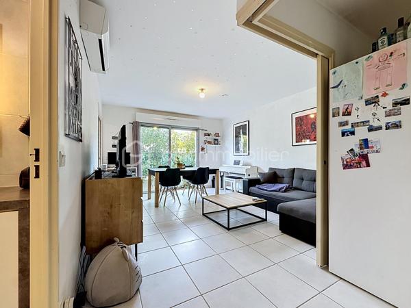 Nouveauté et en Exclusivité 

Venez vite découvrir votre futur cocon, cet appartement deux pièces de 42 m² vendu avec box fermé à Castelnau-le-Lez est idéalement situé.

Situé au rez-de-chaussée d’une copropriété de 2009, bien entretenue, ce charmant deux-pièces de 42 m² saura vous séduire par son emplacement privilégié et sa terrasse de 12 m2.

L’appartement se compose d’un espace de vie  de 19 m2 sans vis a vis, d'une cuisine équipée de 5 m2 ouverte sur le salon/séjour offrant un cadre agréable au quotidien. Vous y trouverez également une chambre confortable de plus de 10 m2 avec placard, une salle de bain fonctionnelle, un wc séparé et de nombreux rangements dans le couloir d'entrée.

Le véritable atout de ce bien : un garage fermé privatif de 13 m2, un confort rare et recherché sur le secteur.
Idéalement situé à deux pas des commerces, des transports et à proximité immédiate du centre-ville de Castelnau-le-Lez, cet appartement conviendra parfaitement pour un premier achat ou un investissement locatif.

À visiter sans tarder ! Jonathan Deniau au O6 81 16 71 20.