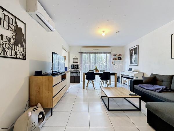 Nouveauté et en Exclusivité 

Venez vite découvrir votre futur cocon, cet appartement deux pièces de 42 m² vendu avec box fermé à Castelnau-le-Lez est idéalement situé.

Situé au rez-de-chaussée d’une copropriété de 2009, bien entretenue, ce charmant deux-pièces de 42 m² saura vous séduire par son emplacement privilégié et sa terrasse de 12 m2.

L’appartement se compose d’un espace de vie  de 19 m2 sans vis a vis, d'une cuisine équipée de 5 m2 ouverte sur le salon/séjour offrant un cadre agréable au quotidien. Vous y trouverez également une chambre confortable de plus de 10 m2 avec placard, une salle de bain fonctionnelle, un wc séparé et de nombreux rangements dans le couloir d'entrée.

Le véritable atout de ce bien : un garage fermé privatif de 13 m2, un confort rare et recherché sur le secteur.
Idéalement situé à deux pas des commerces, des transports et à proximité immédiate du centre-ville de Castelnau-le-Lez, cet appartement conviendra parfaitement pour un premier achat ou un investissement locatif.

À visiter sans tarder ! Jonathan Deniau au O6 81 16 71 20.