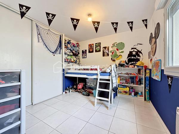 Nouveauté et en Exclusivité 

Venez vite découvrir votre futur cocon, cet appartement deux pièces de 42 m² vendu avec box fermé à Castelnau-le-Lez est idéalement situé.

Situé au rez-de-chaussée d’une copropriété de 2009, bien entretenue, ce charmant deux-pièces de 42 m² saura vous séduire par son emplacement privilégié et sa terrasse de 12 m2.

L’appartement se compose d’un espace de vie  de 19 m2 sans vis a vis, d'une cuisine équipée de 5 m2 ouverte sur le salon/séjour offrant un cadre agréable au quotidien. Vous y trouverez également une chambre confortable de plus de 10 m2 avec placard, une salle de bain fonctionnelle, un wc séparé et de nombreux rangements dans le couloir d'entrée.

Le véritable atout de ce bien : un garage fermé privatif de 13 m2, un confort rare et recherché sur le secteur.
Idéalement situé à deux pas des commerces, des transports et à proximité immédiate du centre-ville de Castelnau-le-Lez, cet appartement conviendra parfaitement pour un premier achat ou un investissement locatif.

À visiter sans tarder ! Jonathan Deniau au O6 81 16 71 20.