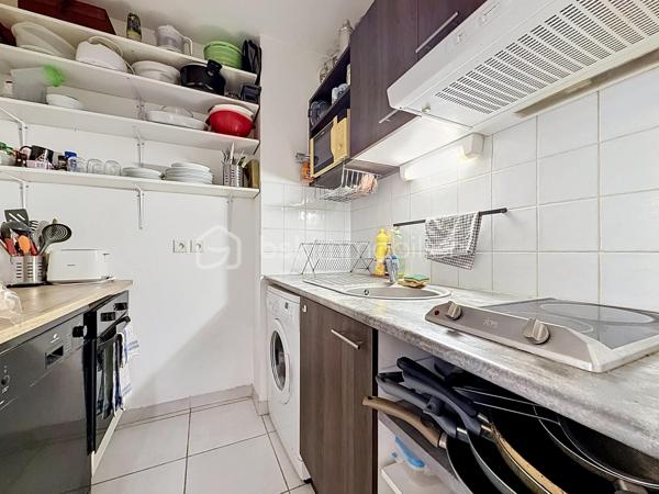 Nouveauté et en Exclusivité 

Venez vite découvrir votre futur cocon, cet appartement deux pièces de 42 m² vendu avec box fermé à Castelnau-le-Lez est idéalement situé.

Situé au rez-de-chaussée d’une copropriété de 2009, bien entretenue, ce charmant deux-pièces de 42 m² saura vous séduire par son emplacement privilégié et sa terrasse de 12 m2.

L’appartement se compose d’un espace de vie  de 19 m2 sans vis a vis, d'une cuisine équipée de 5 m2 ouverte sur le salon/séjour offrant un cadre agréable au quotidien. Vous y trouverez également une chambre confortable de plus de 10 m2 avec placard, une salle de bain fonctionnelle, un wc séparé et de nombreux rangements dans le couloir d'entrée.

Le véritable atout de ce bien : un garage fermé privatif de 13 m2, un confort rare et recherché sur le secteur.
Idéalement situé à deux pas des commerces, des transports et à proximité immédiate du centre-ville de Castelnau-le-Lez, cet appartement conviendra parfaitement pour un premier achat ou un investissement locatif.

À visiter sans tarder ! Jonathan Deniau au O6 81 16 71 20.