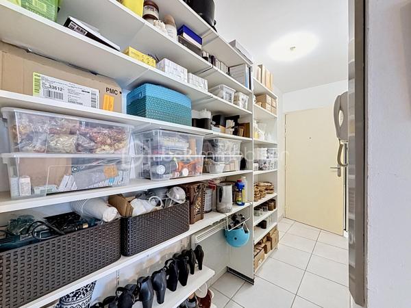 Nouveauté et en Exclusivité 

Venez vite découvrir votre futur cocon, cet appartement deux pièces de 42 m² vendu avec box fermé à Castelnau-le-Lez est idéalement situé.

Situé au rez-de-chaussée d’une copropriété de 2009, bien entretenue, ce charmant deux-pièces de 42 m² saura vous séduire par son emplacement privilégié et sa terrasse de 12 m2.

L’appartement se compose d’un espace de vie  de 19 m2 sans vis a vis, d'une cuisine équipée de 5 m2 ouverte sur le salon/séjour offrant un cadre agréable au quotidien. Vous y trouverez également une chambre confortable de plus de 10 m2 avec placard, une salle de bain fonctionnelle, un wc séparé et de nombreux rangements dans le couloir d'entrée.

Le véritable atout de ce bien : un garage fermé privatif de 13 m2, un confort rare et recherché sur le secteur.
Idéalement situé à deux pas des commerces, des transports et à proximité immédiate du centre-ville de Castelnau-le-Lez, cet appartement conviendra parfaitement pour un premier achat ou un investissement locatif.

À visiter sans tarder ! Jonathan Deniau au O6 81 16 71 20.