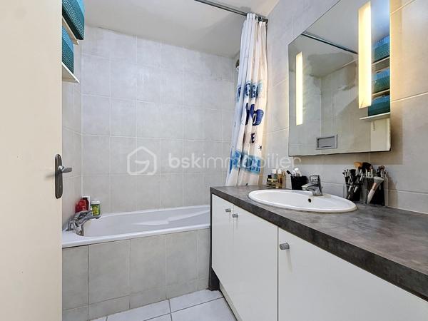 Nouveauté et en Exclusivité 

Venez vite découvrir votre futur cocon, cet appartement deux pièces de 42 m² vendu avec box fermé à Castelnau-le-Lez est idéalement situé.

Situé au rez-de-chaussée d’une copropriété de 2009, bien entretenue, ce charmant deux-pièces de 42 m² saura vous séduire par son emplacement privilégié et sa terrasse de 12 m2.

L’appartement se compose d’un espace de vie  de 19 m2 sans vis a vis, d'une cuisine équipée de 5 m2 ouverte sur le salon/séjour offrant un cadre agréable au quotidien. Vous y trouverez également une chambre confortable de plus de 10 m2 avec placard, une salle de bain fonctionnelle, un wc séparé et de nombreux rangements dans le couloir d'entrée.

Le véritable atout de ce bien : un garage fermé privatif de 13 m2, un confort rare et recherché sur le secteur.
Idéalement situé à deux pas des commerces, des transports et à proximité immédiate du centre-ville de Castelnau-le-Lez, cet appartement conviendra parfaitement pour un premier achat ou un investissement locatif.

À visiter sans tarder ! Jonathan Deniau au O6 81 16 71 20.