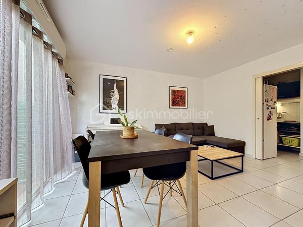 Nouveauté et en Exclusivité 

Venez vite découvrir votre futur cocon, cet appartement deux pièces de 42 m² vendu avec box fermé à Castelnau-le-Lez est idéalement situé.

Situé au rez-de-chaussée d’une copropriété de 2009, bien entretenue, ce charmant deux-pièces de 42 m² saura vous séduire par son emplacement privilégié et sa terrasse de 12 m2.

L’appartement se compose d’un espace de vie  de 19 m2 sans vis a vis, d'une cuisine équipée de 5 m2 ouverte sur le salon/séjour offrant un cadre agréable au quotidien. Vous y trouverez également une chambre confortable de plus de 10 m2 avec placard, une salle de bain fonctionnelle, un wc séparé et de nombreux rangements dans le couloir d'entrée.

Le véritable atout de ce bien : un garage fermé privatif de 13 m2, un confort rare et recherché sur le secteur.
Idéalement situé à deux pas des commerces, des transports et à proximité immédiate du centre-ville de Castelnau-le-Lez, cet appartement conviendra parfaitement pour un premier achat ou un investissement locatif.

À visiter sans tarder ! Jonathan Deniau au O6 81 16 71 20.