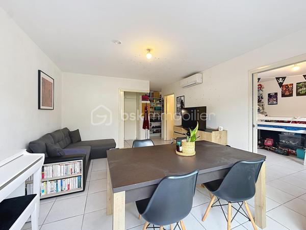 Nouveauté et en Exclusivité 

Venez vite découvrir votre futur cocon, cet appartement deux pièces de 42 m² vendu avec box fermé à Castelnau-le-Lez est idéalement situé.

Situé au rez-de-chaussée d’une copropriété de 2009, bien entretenue, ce charmant deux-pièces de 42 m² saura vous séduire par son emplacement privilégié et sa terrasse de 12 m2.

L’appartement se compose d’un espace de vie  de 19 m2 sans vis a vis, d'une cuisine équipée de 5 m2 ouverte sur le salon/séjour offrant un cadre agréable au quotidien. Vous y trouverez également une chambre confortable de plus de 10 m2 avec placard, une salle de bain fonctionnelle, un wc séparé et de nombreux rangements dans le couloir d'entrée.

Le véritable atout de ce bien : un garage fermé privatif de 13 m2, un confort rare et recherché sur le secteur.
Idéalement situé à deux pas des commerces, des transports et à proximité immédiate du centre-ville de Castelnau-le-Lez, cet appartement conviendra parfaitement pour un premier achat ou un investissement locatif.

À visiter sans tarder ! Jonathan Deniau au O6 81 16 71 20.
