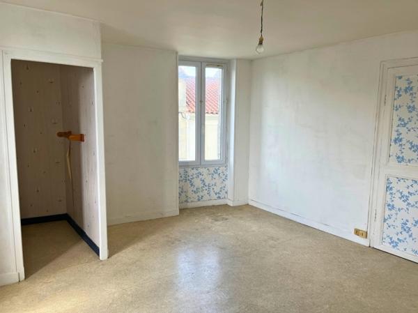 Immeuble à vendre 145 800 € Jonzac 240 m² DPE F