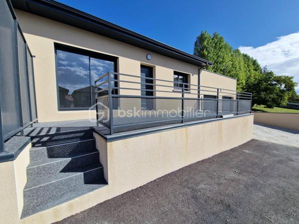 En centre-ville, tout en bénéficiant d'un environnement calme, découvrez cette maison mitoyenne d'un côté. Elle dispose d'une belle terrasse de 24,5 m² exposée plein sud ainsi que d'un jardin privatif de l'autre côté.

La maison se compose d'une agréable pièce de vie avec cuisine ouverte, d'un cellier, de trois chambres, d'une salle d'eau et d'un garage.

Côté confort, le chauffage est assuré par une climatisation réversible dans la pièce de vie et par des radiateurs électriques dans les chambres. Le réseau pour l'installation d'un chauffage au sol a déjà été mis en place ; il ne reste plus à l'acquéreur qu'à installer une pompe à chaleur pour en profiter.

Raccordée au tout-à-l'égout, cette maison bénéficie également de la proximité immédiate des commerces, services et commodités.