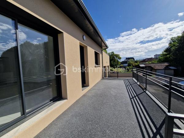En centre-ville, tout en bénéficiant d'un environnement calme, découvrez cette maison mitoyenne d'un côté. Elle dispose d'une belle terrasse de 24,5 m² exposée plein sud ainsi que d'un jardin privatif de l'autre côté.

La maison se compose d'une agréable pièce de vie avec cuisine ouverte, d'un cellier, de trois chambres, d'une salle d'eau et d'un garage.

Côté confort, le chauffage est assuré par une climatisation réversible dans la pièce de vie et par des radiateurs électriques dans les chambres. Le réseau pour l'installation d'un chauffage au sol a déjà été mis en place ; il ne reste plus à l'acquéreur qu'à installer une pompe à chaleur pour en profiter.

Raccordée au tout-à-l'égout, cette maison bénéficie également de la proximité immédiate des commerces, services et commodités.