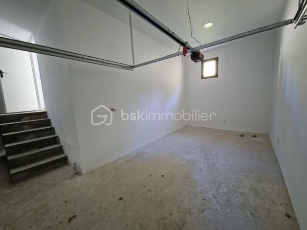 En centre-ville, tout en bénéficiant d'un environnement calme, découvrez cette maison mitoyenne d'un côté. Elle dispose d'une belle terrasse de 24,5 m² exposée plein sud ainsi que d'un jardin privatif de l'autre côté.

La maison se compose d'une agréable pièce de vie avec cuisine ouverte, d'un cellier, de trois chambres, d'une salle d'eau et d'un garage.

Côté confort, le chauffage est assuré par une climatisation réversible dans la pièce de vie et par des radiateurs électriques dans les chambres. Le réseau pour l'installation d'un chauffage au sol a déjà été mis en place ; il ne reste plus à l'acquéreur qu'à installer une pompe à chaleur pour en profiter.

Raccordée au tout-à-l'égout, cette maison bénéficie également de la proximité immédiate des commerces, services et commodités.