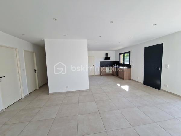 En centre-ville, tout en bénéficiant d'un environnement calme, découvrez cette maison mitoyenne d'un côté. Elle dispose d'une belle terrasse de 24,5 m² exposée plein sud ainsi que d'un jardin privatif de l'autre côté.

La maison se compose d'une agréable pièce de vie avec cuisine ouverte, d'un cellier, de trois chambres, d'une salle d'eau et d'un garage.

Côté confort, le chauffage est assuré par une climatisation réversible dans la pièce de vie et par des radiateurs électriques dans les chambres. Le réseau pour l'installation d'un chauffage au sol a déjà été mis en place ; il ne reste plus à l'acquéreur qu'à installer une pompe à chaleur pour en profiter.

Raccordée au tout-à-l'égout, cette maison bénéficie également de la proximité immédiate des commerces, services et commodités.