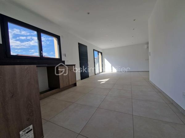 En centre-ville, tout en bénéficiant d'un environnement calme, découvrez cette maison mitoyenne d'un côté. Elle dispose d'une belle terrasse de 24,5 m² exposée plein sud ainsi que d'un jardin privatif de l'autre côté.

La maison se compose d'une agréable pièce de vie avec cuisine ouverte, d'un cellier, de trois chambres, d'une salle d'eau et d'un garage.

Côté confort, le chauffage est assuré par une climatisation réversible dans la pièce de vie et par des radiateurs électriques dans les chambres. Le réseau pour l'installation d'un chauffage au sol a déjà été mis en place ; il ne reste plus à l'acquéreur qu'à installer une pompe à chaleur pour en profiter.

Raccordée au tout-à-l'égout, cette maison bénéficie également de la proximité immédiate des commerces, services et commodités.