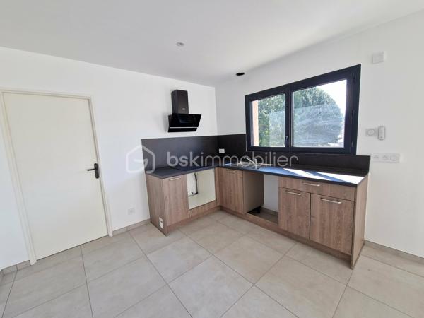En centre-ville, tout en bénéficiant d'un environnement calme, découvrez cette maison mitoyenne d'un côté. Elle dispose d'une belle terrasse de 24,5 m² exposée plein sud ainsi que d'un jardin privatif de l'autre côté.

La maison se compose d'une agréable pièce de vie avec cuisine ouverte, d'un cellier, de trois chambres, d'une salle d'eau et d'un garage.

Côté confort, le chauffage est assuré par une climatisation réversible dans la pièce de vie et par des radiateurs électriques dans les chambres. Le réseau pour l'installation d'un chauffage au sol a déjà été mis en place ; il ne reste plus à l'acquéreur qu'à installer une pompe à chaleur pour en profiter.

Raccordée au tout-à-l'égout, cette maison bénéficie également de la proximité immédiate des commerces, services et commodités.