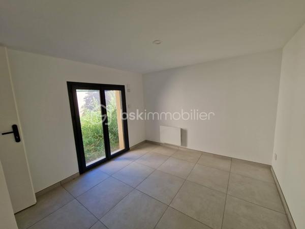 En centre-ville, tout en bénéficiant d'un environnement calme, découvrez cette maison mitoyenne d'un côté. Elle dispose d'une belle terrasse de 24,5 m² exposée plein sud ainsi que d'un jardin privatif de l'autre côté.

La maison se compose d'une agréable pièce de vie avec cuisine ouverte, d'un cellier, de trois chambres, d'une salle d'eau et d'un garage.

Côté confort, le chauffage est assuré par une climatisation réversible dans la pièce de vie et par des radiateurs électriques dans les chambres. Le réseau pour l'installation d'un chauffage au sol a déjà été mis en place ; il ne reste plus à l'acquéreur qu'à installer une pompe à chaleur pour en profiter.

Raccordée au tout-à-l'égout, cette maison bénéficie également de la proximité immédiate des commerces, services et commodités.