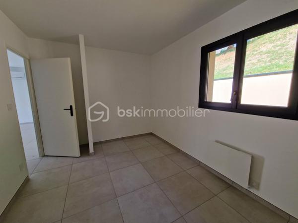 En centre-ville, tout en bénéficiant d'un environnement calme, découvrez cette maison mitoyenne d'un côté. Elle dispose d'une belle terrasse de 24,5 m² exposée plein sud ainsi que d'un jardin privatif de l'autre côté.

La maison se compose d'une agréable pièce de vie avec cuisine ouverte, d'un cellier, de trois chambres, d'une salle d'eau et d'un garage.

Côté confort, le chauffage est assuré par une climatisation réversible dans la pièce de vie et par des radiateurs électriques dans les chambres. Le réseau pour l'installation d'un chauffage au sol a déjà été mis en place ; il ne reste plus à l'acquéreur qu'à installer une pompe à chaleur pour en profiter.

Raccordée au tout-à-l'égout, cette maison bénéficie également de la proximité immédiate des commerces, services et commodités.