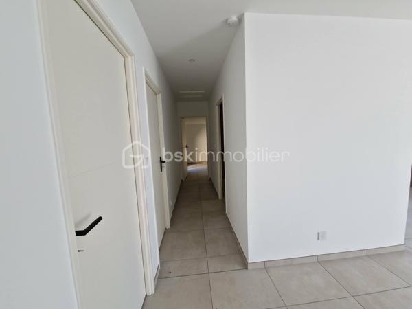 En centre-ville, tout en bénéficiant d'un environnement calme, découvrez cette maison mitoyenne d'un côté. Elle dispose d'une belle terrasse de 24,5 m² exposée plein sud ainsi que d'un jardin privatif de l'autre côté.

La maison se compose d'une agréable pièce de vie avec cuisine ouverte, d'un cellier, de trois chambres, d'une salle d'eau et d'un garage.

Côté confort, le chauffage est assuré par une climatisation réversible dans la pièce de vie et par des radiateurs électriques dans les chambres. Le réseau pour l'installation d'un chauffage au sol a déjà été mis en place ; il ne reste plus à l'acquéreur qu'à installer une pompe à chaleur pour en profiter.

Raccordée au tout-à-l'égout, cette maison bénéficie également de la proximité immédiate des commerces, services et commodités.