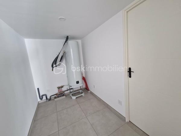 En centre-ville, tout en bénéficiant d'un environnement calme, découvrez cette maison mitoyenne d'un côté. Elle dispose d'une belle terrasse de 24,5 m² exposée plein sud ainsi que d'un jardin privatif de l'autre côté.

La maison se compose d'une agréable pièce de vie avec cuisine ouverte, d'un cellier, de trois chambres, d'une salle d'eau et d'un garage.

Côté confort, le chauffage est assuré par une climatisation réversible dans la pièce de vie et par des radiateurs électriques dans les chambres. Le réseau pour l'installation d'un chauffage au sol a déjà été mis en place ; il ne reste plus à l'acquéreur qu'à installer une pompe à chaleur pour en profiter.

Raccordée au tout-à-l'égout, cette maison bénéficie également de la proximité immédiate des commerces, services et commodités.
