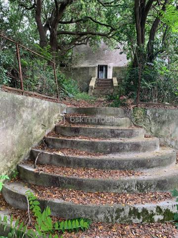 Situé sur un terrain généreux de 2 380 m², au cœur d’un environnement naturel et préservé sur le Mont Saint-Clair à Sète, ce bien comprend une ancienne habitation de plain-pied datant du début du XXe siècle. 
L’emprise au sol de la maison existante est d’environ 90 m², avec la possibilité d’une rénovation complète et l’aménagement d’un étage supplémentaire, portant ainsi la surface habitable potentielle à plus de 150 m².

Nichée parmi les pins et les chênes verts, le terrain offre un panorama spectaculaire sur la lagune de Thau, la ville de Sète et la mer. Un cadre rare, où se conjuguent nature, tranquillité et charme authentique tout en restant à proximité du centre-ville.

Des travaux sont à prévoir, notamment pour la création d’un accès et la viabilisation du terrain.


Ce terrain classée en zone UD1V pour sa plus grande partie, avec une portion en contrebas en zone UD1
Enfin, voici quelques règles essentielles du PLU applicables au secteur UD1v :

-L’emprise au sol maximale des constructions est limitée à 8 % de la superficie du terrain, soit environ 190 m² dans ce cas.

-La hauteur des constructions ne peut excéder 7,5 m en hauteur totale (HT) et 6 m en hauteur à l’égout du toit (HF).

-Les bâtiments doivent être implantés en retrait des limites séparatives, à une distance au moins égale à la moitié de la différence d’altitude entre le bâtiment et la limite, sans jamais être inférieure à 4 mètres.

-Les piscines doivent respecter un retrait minimum de 5 mètres, margelles et plages comprises.

-Les constructions de hauteur ≤ 3,5 m peuvent être édifiées en limite séparative, si leur longueur cumulée ne dépasse pas 10 mètres.