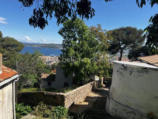 Situé sur un terrain généreux de 2 380 m², au cœur d’un environnement naturel et préservé sur le Mont Saint-Clair à Sète, ce bien comprend une ancienne habitation de plain-pied datant du début du XXe siècle. 
L’emprise au sol de la maison existante est d’environ 90 m², avec la possibilité d’une rénovation complète et l’aménagement d’un étage supplémentaire, portant ainsi la surface habitable potentielle à plus de 150 m².

Nichée parmi les pins et les chênes verts, le terrain offre un panorama spectaculaire sur la lagune de Thau, la ville de Sète et la mer. Un cadre rare, où se conjuguent nature, tranquillité et charme authentique tout en restant à proximité du centre-ville.

Des travaux sont à prévoir, notamment pour la création d’un accès et la viabilisation du terrain.


Ce terrain classée en zone UD1V pour sa plus grande partie, avec une portion en contrebas en zone UD1
Enfin, voici quelques règles essentielles du PLU applicables au secteur UD1v :

-L’emprise au sol maximale des constructions est limitée à 8 % de la superficie du terrain, soit environ 190 m² dans ce cas.

-La hauteur des constructions ne peut excéder 7,5 m en hauteur totale (HT) et 6 m en hauteur à l’égout du toit (HF).

-Les bâtiments doivent être implantés en retrait des limites séparatives, à une distance au moins égale à la moitié de la différence d’altitude entre le bâtiment et la limite, sans jamais être inférieure à 4 mètres.

-Les piscines doivent respecter un retrait minimum de 5 mètres, margelles et plages comprises.

-Les constructions de hauteur ≤ 3,5 m peuvent être édifiées en limite séparative, si leur longueur cumulée ne dépasse pas 10 mètres.