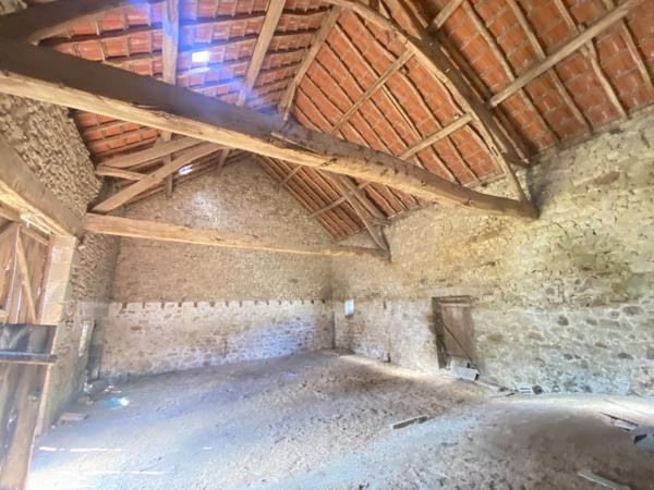 EN EXCLUSIVITE ! Corps de ferme avec maison d'habitation de 89m² sur terrain de 2hectares 2188m² 125 000 €