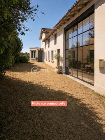 À seulement 15 minutes de Montauban, dans un environnement calme et verdoyant sur la commune prisée d'Albias, découvrez cette authentique propriété de caractère offrant un fort potentiel d'aménagement.

Implantée sur un terrain plat d'environ 4 000 m² sans vis-à-vis, cette ancienne ferme développe près de 176 m² habitables répartis sur deux niveaux et conserve de nombreux éléments d'origine qui séduiront les amateurs de bâtisses anciennes : cheminées d'époque, volumes généreux et charme authentique.

La maison propose aujourd'hui plusieurs espaces de vie à repenser selon vos besoins. Le rez-de-chaussée s'organise autour d'une vaste entrée traversante et de plusieurs pièces de belles dimensions. À l'étage, vous trouverez trois chambres lumineuses ainsi qu'une salle d'eau.

Les nombreuses dépendances constituent un véritable atout :

- Garage indépendant d'environ 83 m²
- Grande pièce attenante d'environ 75 m² à aménager selon vos projets
- Dépendance supplémentaire d'environ 85 m² idéale pour un atelier, du stockage ou une activité indépendante

L'ensemble offre un potentiel remarquable pour créer une grande maison familiale, une résidence secondaire pleine de charme ou développer un projet d'accueil touristique tel que gîtes, chambres d'hôtes ou résidence artistique.

À l'extérieur, le terrain plat entouré de Pommiers certifiés Bio permet d'imaginer de multiples aménagements : piscine, jardin paysager, verger, potager ou espaces de détente profitant pleinement du cadre champêtre environnant.

Des travaux de rénovation sont à prévoir, offrant l'opportunité de révéler tout le caractère de cette propriété et de l'adapter à vos envies. Le gros œuvre est sain et constitue une excellente base pour un projet de valorisation patrimoniale.

Une propriété rare sur le secteur, alliant authenticité, volumes et possibilités d'exploitation dans un environnement naturel recherché, à proximité immédiate des commodités et des grands axes.

Une belle opportunité pour les amoureux de la pierre et les porteurs de projets en quête d'espace, de calme et de potentiel.

A VISITER SANS TARDER !!!