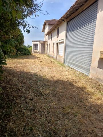 À seulement 15 minutes de Montauban, dans un environnement calme et verdoyant sur la commune prisée d'Albias, découvrez cette authentique propriété de caractère offrant un fort potentiel d'aménagement.

Implantée sur un terrain plat d'environ 4 000 m² sans vis-à-vis, cette ancienne ferme développe près de 176 m² habitables répartis sur deux niveaux et conserve de nombreux éléments d'origine qui séduiront les amateurs de bâtisses anciennes : cheminées d'époque, volumes généreux et charme authentique.

La maison propose aujourd'hui plusieurs espaces de vie à repenser selon vos besoins. Le rez-de-chaussée s'organise autour d'une vaste entrée traversante et de plusieurs pièces de belles dimensions. À l'étage, vous trouverez trois chambres lumineuses ainsi qu'une salle d'eau.

Les nombreuses dépendances constituent un véritable atout :

- Garage indépendant d'environ 83 m²
- Grande pièce attenante d'environ 75 m² à aménager selon vos projets
- Dépendance supplémentaire d'environ 85 m² idéale pour un atelier, du stockage ou une activité indépendante

L'ensemble offre un potentiel remarquable pour créer une grande maison familiale, une résidence secondaire pleine de charme ou développer un projet d'accueil touristique tel que gîtes, chambres d'hôtes ou résidence artistique.

À l'extérieur, le terrain plat entouré de Pommiers certifiés Bio permet d'imaginer de multiples aménagements : piscine, jardin paysager, verger, potager ou espaces de détente profitant pleinement du cadre champêtre environnant.

Des travaux de rénovation sont à prévoir, offrant l'opportunité de révéler tout le caractère de cette propriété et de l'adapter à vos envies. Le gros œuvre est sain et constitue une excellente base pour un projet de valorisation patrimoniale.

Une propriété rare sur le secteur, alliant authenticité, volumes et possibilités d'exploitation dans un environnement naturel recherché, à proximité immédiate des commodités et des grands axes.

Une belle opportunité pour les amoureux de la pierre et les porteurs de projets en quête d'espace, de calme et de potentiel.

A VISITER SANS TARDER !!!